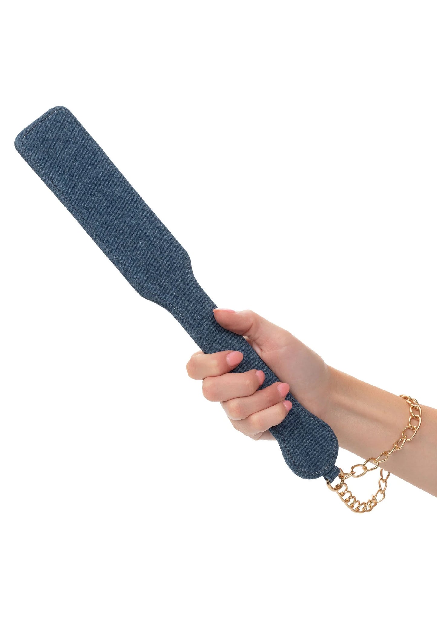 Denim paddle in hand met gouden kettingpolsband