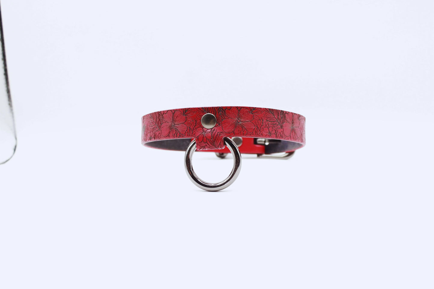 Submissive Collar Red Floral Leather Choker | Discreet Day Collar - Happytoys Sexshop: online sex shop for Feeling Happy & Easy ๐ - Discreet geleverd
