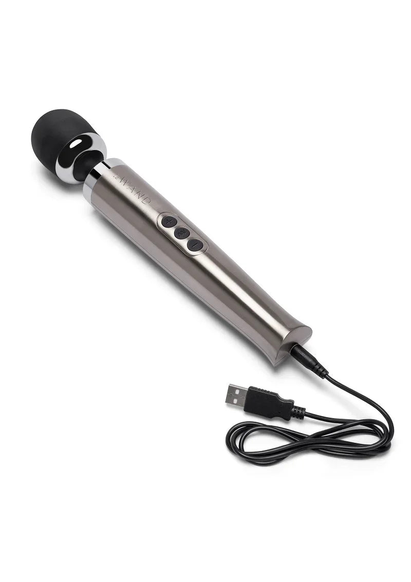 Die Cast Rechargeable Vibrating Massager (silver) by Le Wand - Happytoys Sexshop: Toys for Feeling Happy & Easy 😊 - Discreet geleverd