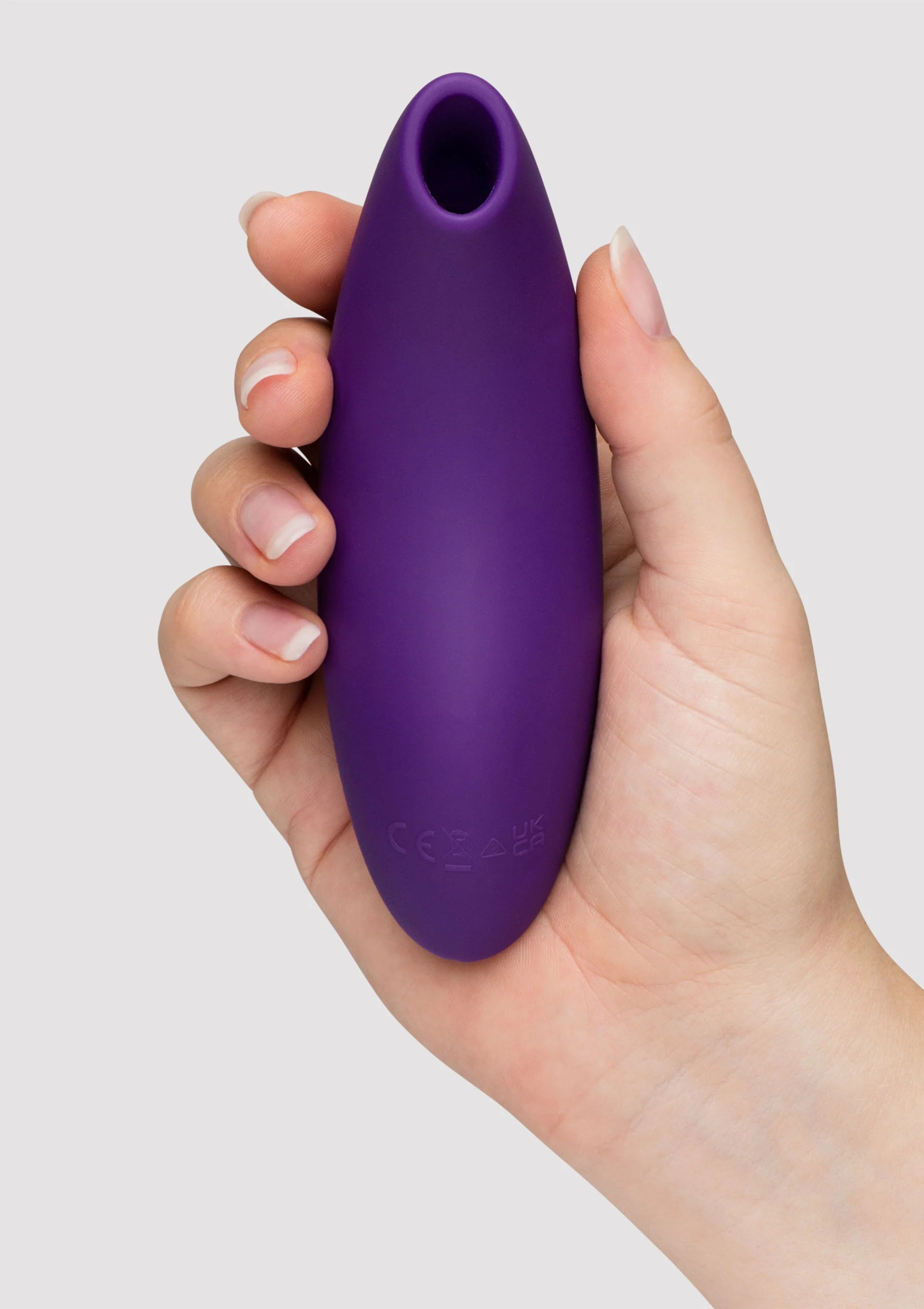 WeVibe Melt 2 airpressure vibrator paars, vastgehouden in de hand