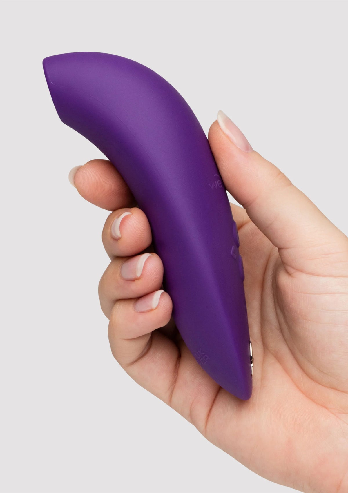 WeVibe Melt 2 airpressure vibrator paars, zijaanzicht vastgehouden