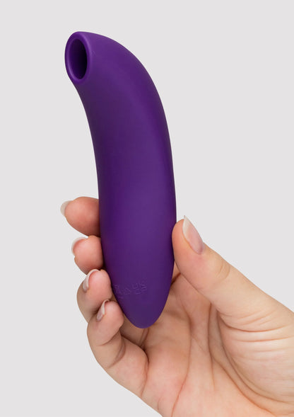 WeVibe Melt 2 airpressure vibrator paars, vastgehouden met opening zichtbaar