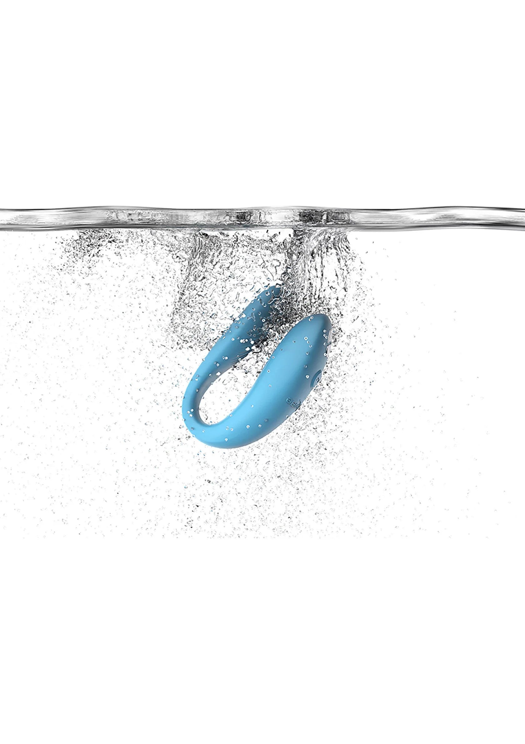 Blauwe eivormige vibrator met gladde buitenkant, onder wateroppervlak