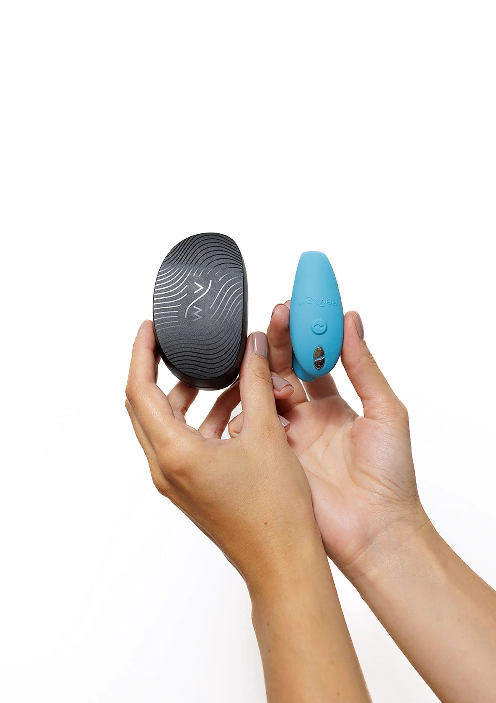 Blauwe vibrator met ovale controller in hand, met knop op de handgreep