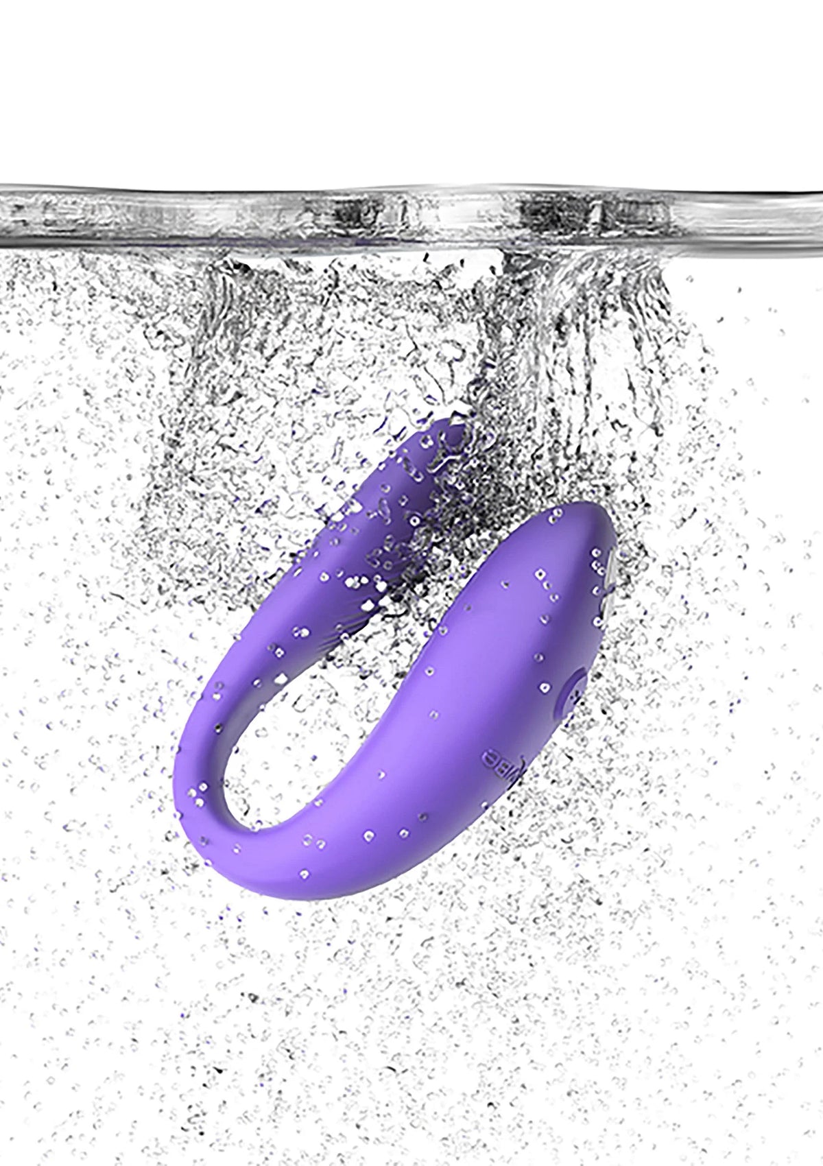 Paarse vibrator onder water met zichtbare druppels en afgeronde vorm