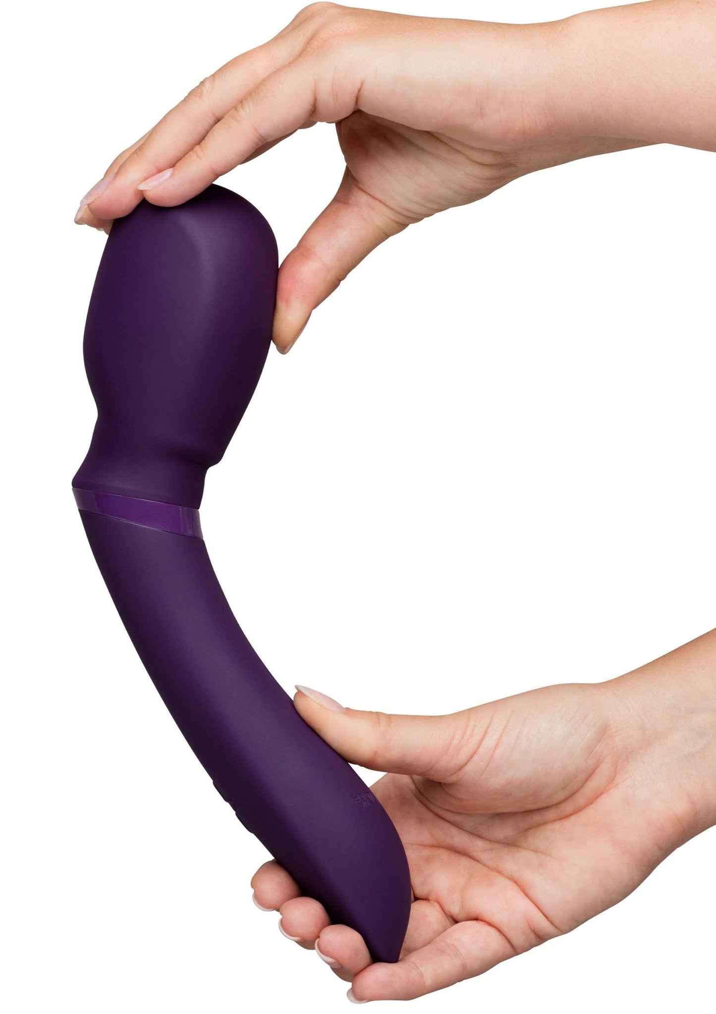 Paarse gebogen vibrator in handen, met brede basis en afgeronde uiteinden