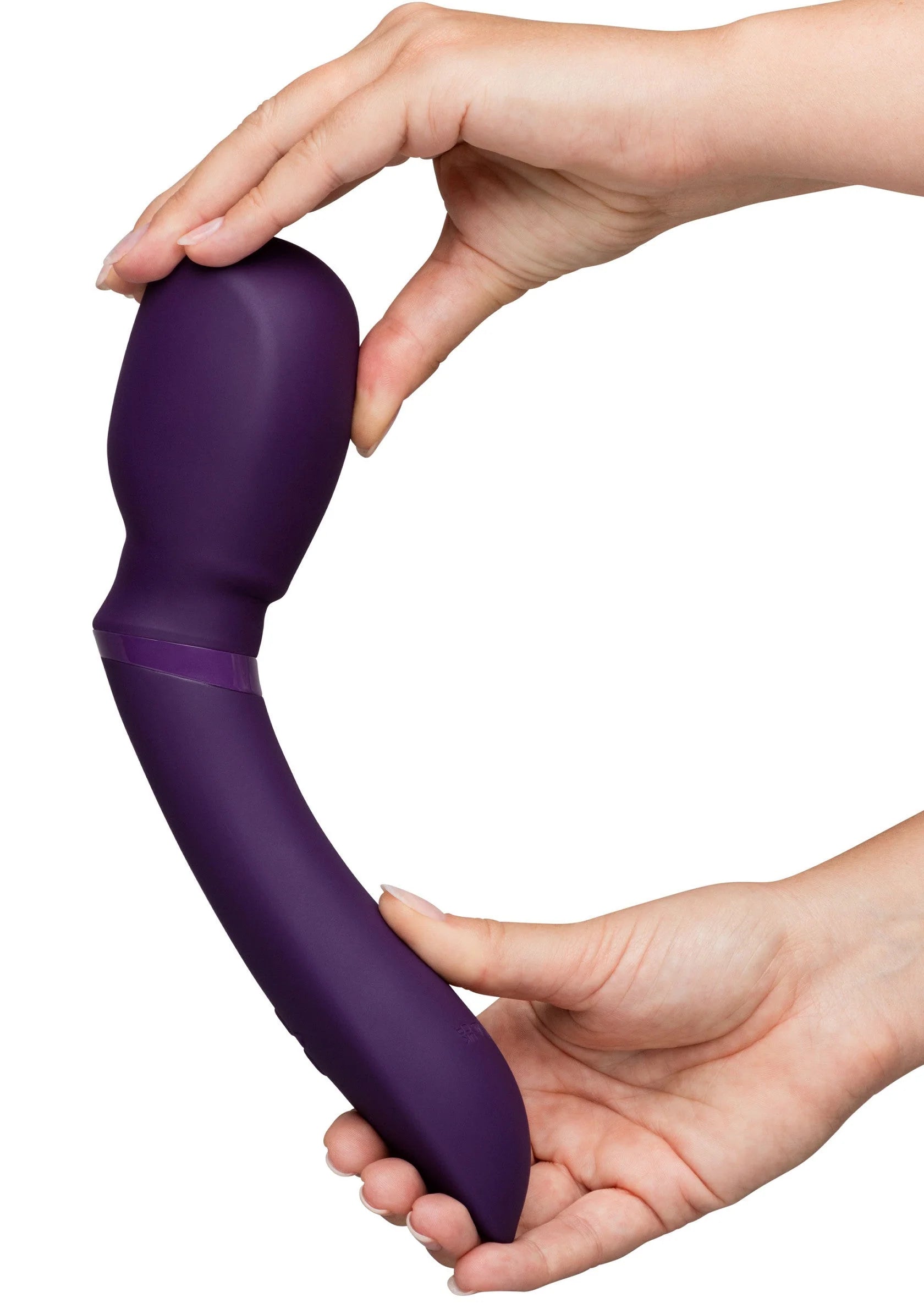 Paarse gebogen vibrator in handen, met brede basis en afgeronde uiteinden