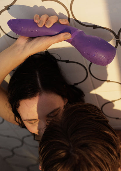 We-Vibe Wand 2 vibrator, paars en gebogen, met knoppen en kleine flexibele top.