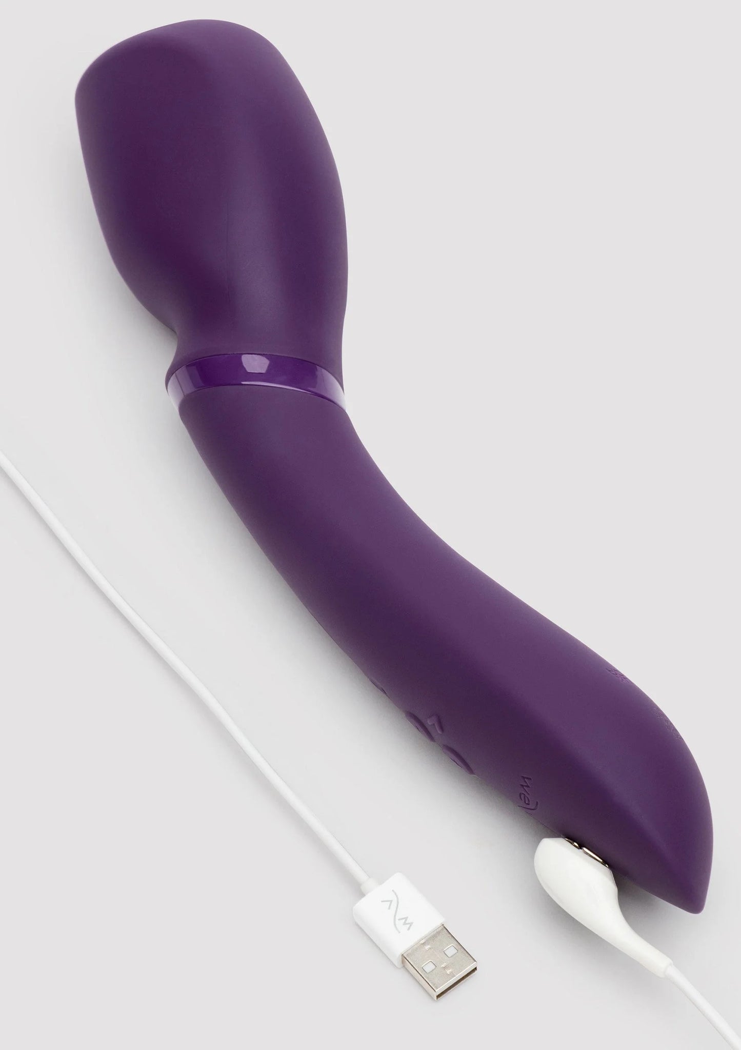 Paarse gebogen vibrator met witte USB-kabel.