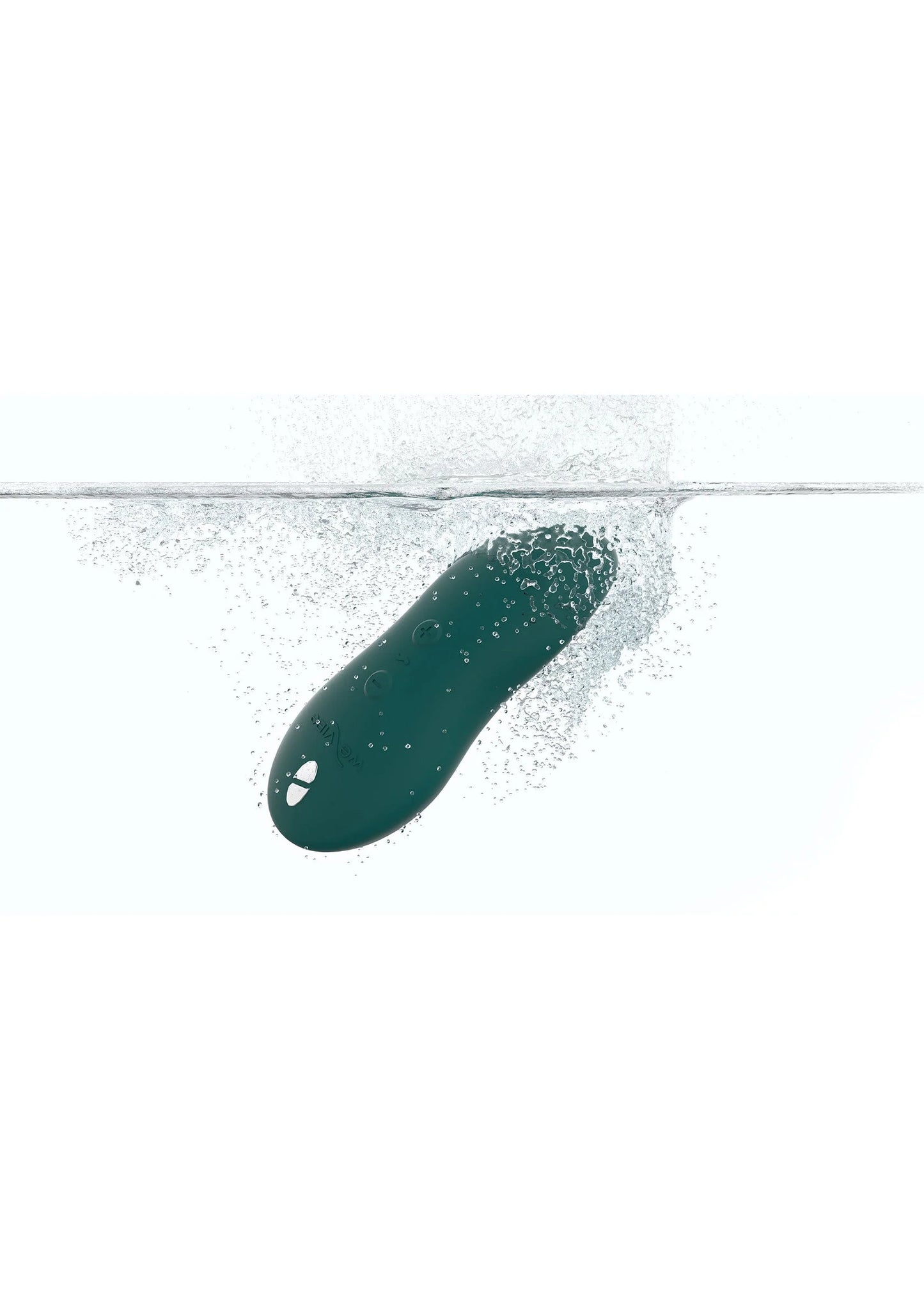 We-Vibe Touch X-seksvibrator in water, donkergroene behuizing met spatwater