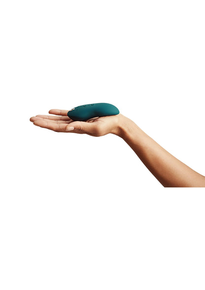 Handheld seksspeeltje in teal kleur, ovaal en afgerond, vastgehouden in hand