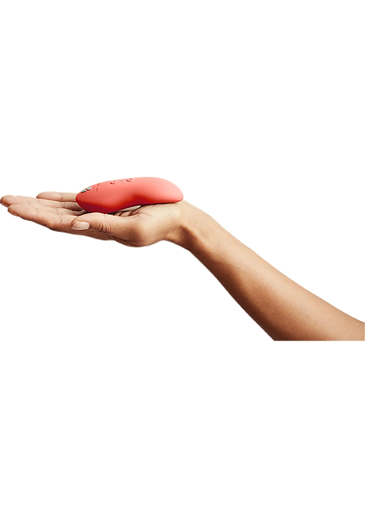 Rode We-Vibe Touch X vibrator in hand, langwerpige ovale vorm met afgeronde uiteinden.