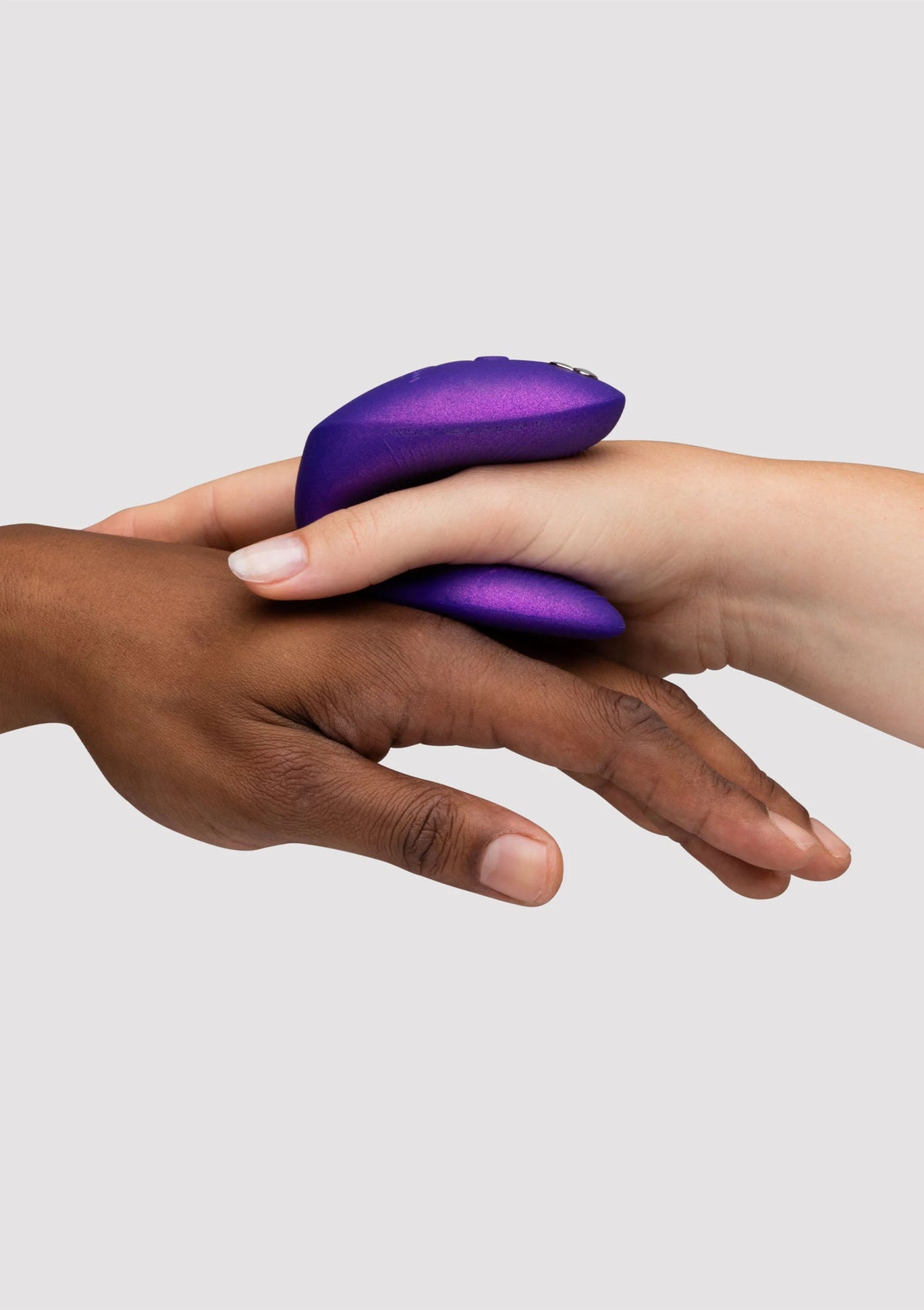Paarse dubbele vibrator op handpalmen, afgeronde buitenkant