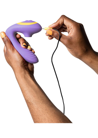 Paarse G-spot luchtdrukvibrator vastgehouden, met kabel en bedieningshand