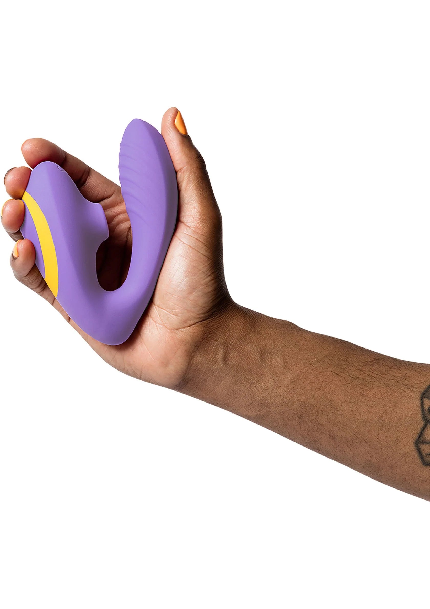 G-spot lucht-druk vibrator, paarse behuizing met gele rand, in hand