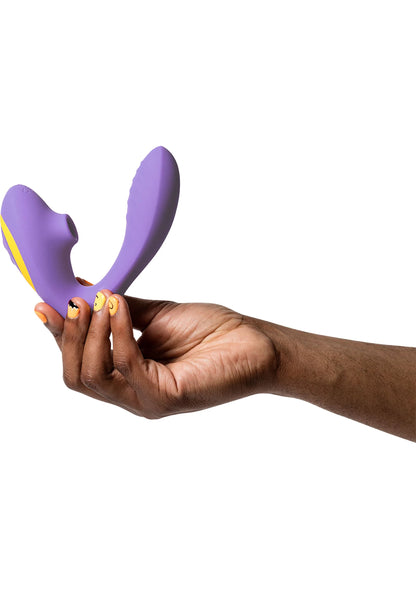 Paarse g-spot lucht-druk vibrator met gele accenten, vastgehouden in hand
