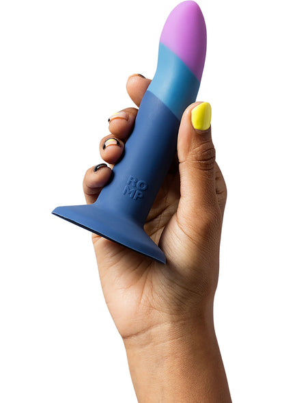 Blauwe dildo met paarse top en brede platte basis, in hand met duim en vingers