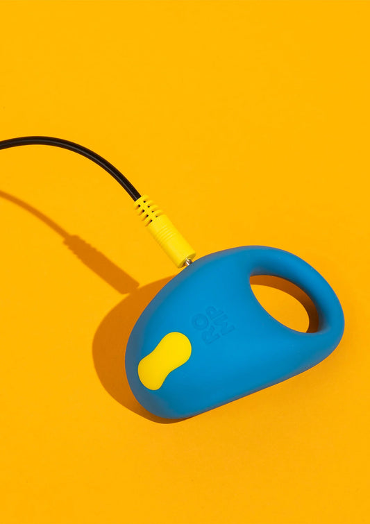 Vibrerende cockring blauw met geel uiteinde en zwart snoer, zijaanzicht