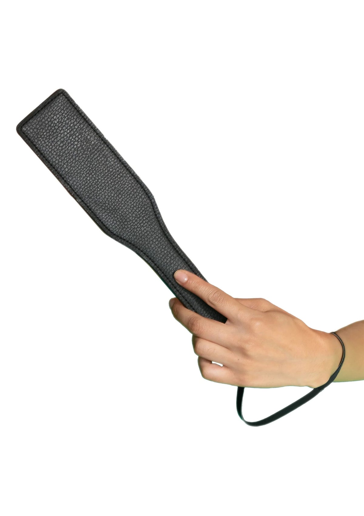 Zwarte lederen peddel in hand met koordlus