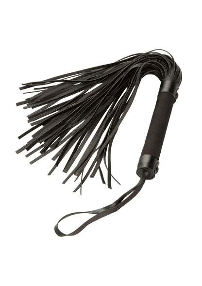 Zwarte flogger met lange franjes en leren handvat; draaglus bevestigd.
