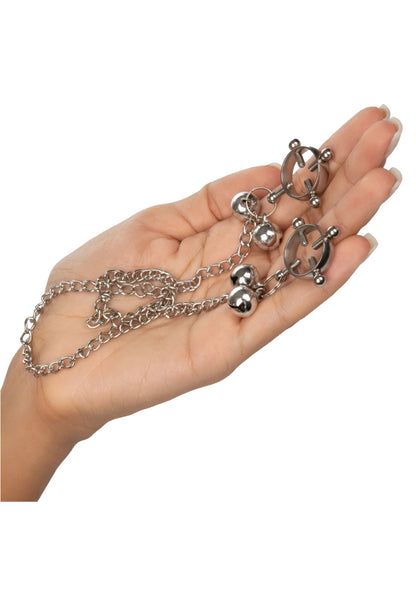 Vierpunts nippelklem met belletjes en metalen ketting, op de vingers gedragen