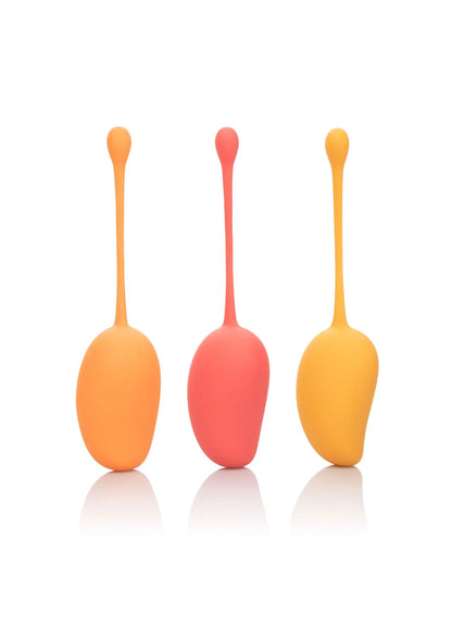 Kegeltrainingsset met drie siliconen kegels: oranje, rood en geel, elk met steel.