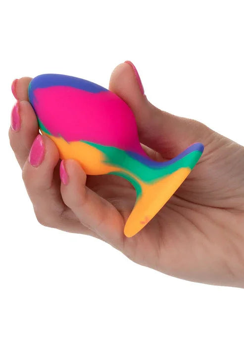 Cheeky Medium Tie-Dye Plug by CalExotics - Happytoys Sexshop: Toys for Feeling Happy & Easy 😊 - Discreet geleverd