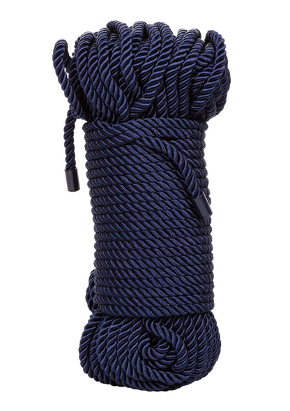 Donkerblauw gevlochten touw opgerold, met brede bundel en gedetailleerde wikkeling