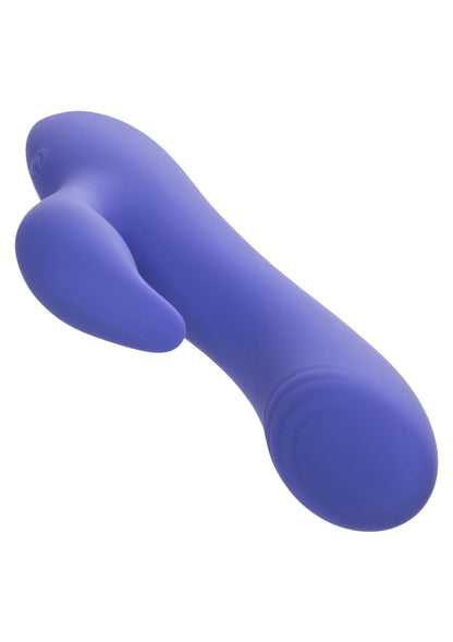 Blauwe siliconen duo-vibrator close-up, dubbele kop en gebogen steel.