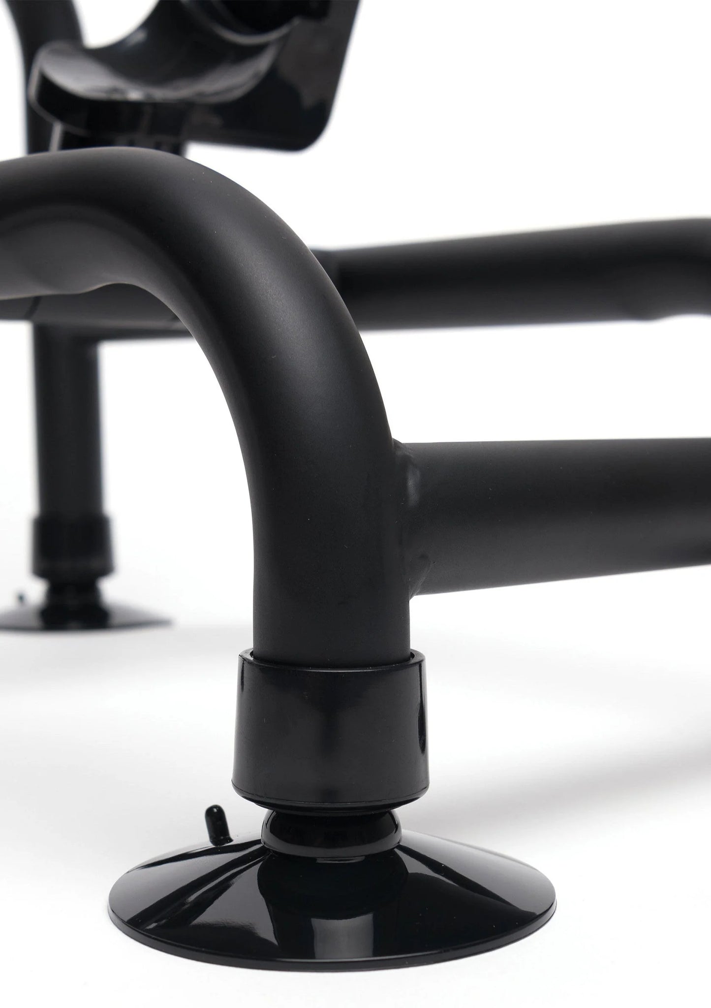 Zwart metalen buisframe met ronde zuignapvoet en bevestigingsklem, close-up