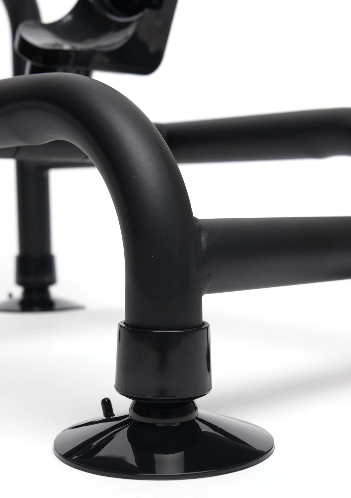 Zwart metalen buisframe met ronde zuignapvoet en bevestigingsklem, close-up