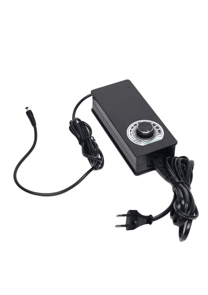 Zwarte regelbox/adapter met draaiknop en aangesloten netsnoer