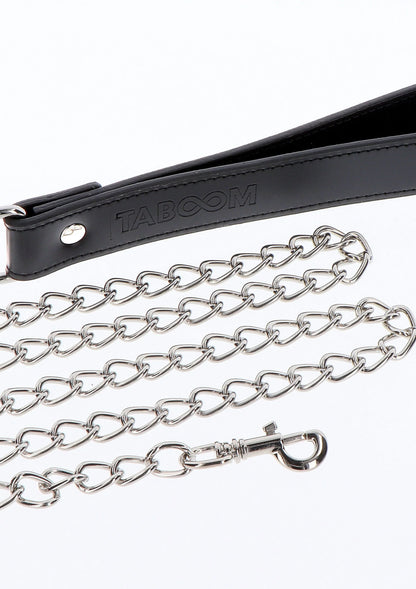 Zwarte leren band met Taboom-opdruk en zilveren ketting, close-up