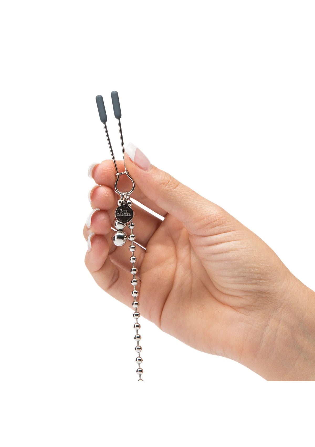 Kralenketting tepelknijpers met blauwe kralen en dubbele klemmen, vastgehouden
