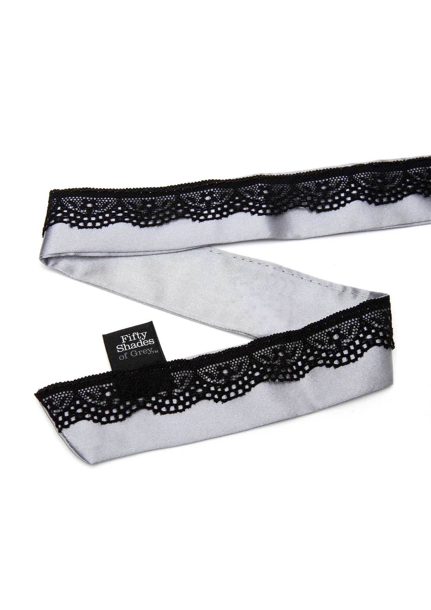 Zwarte kant over satijnen chokerband met ingebed label, close-up