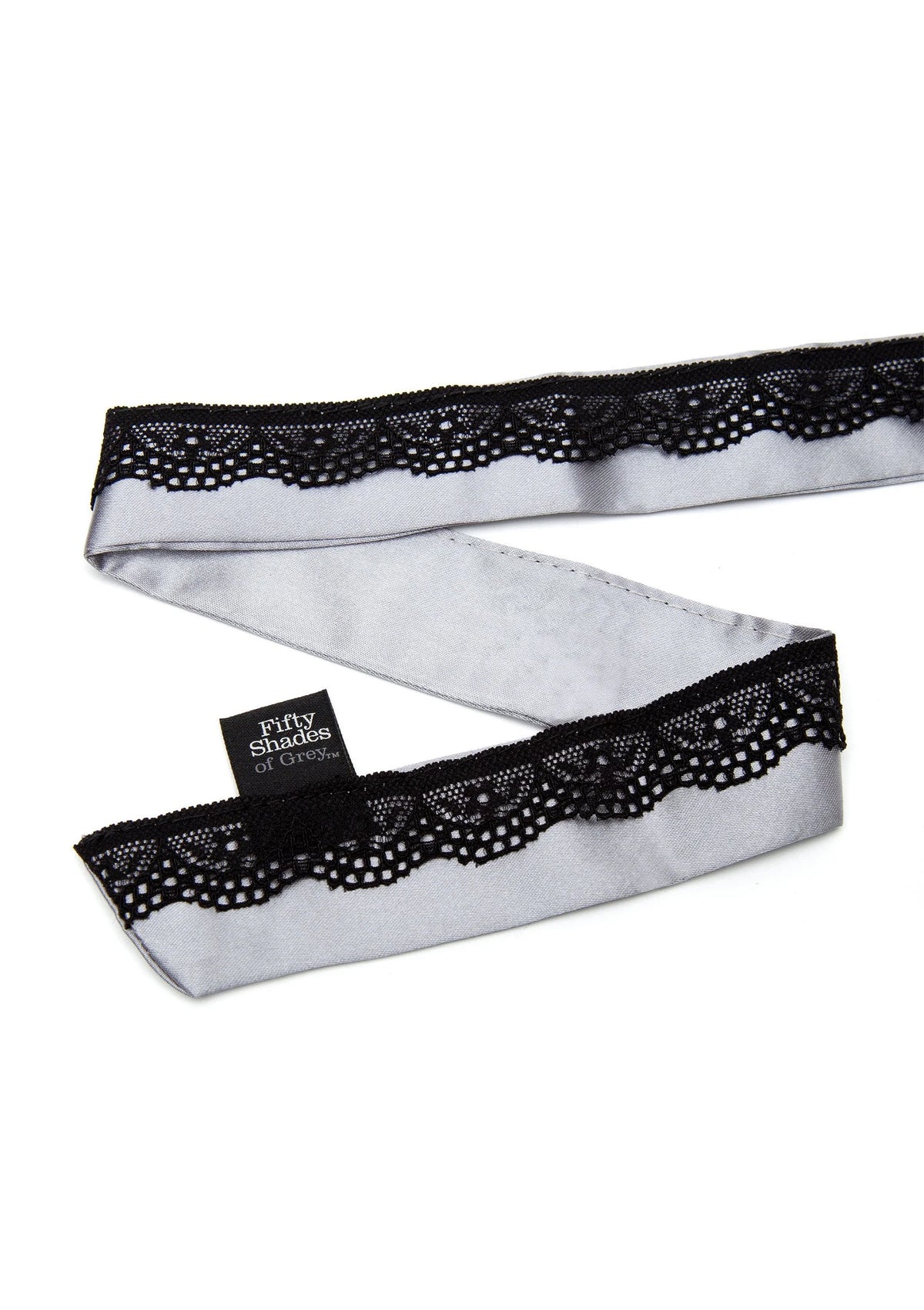 Zwarte kant over satijnen chokerband met ingebed label, close-up