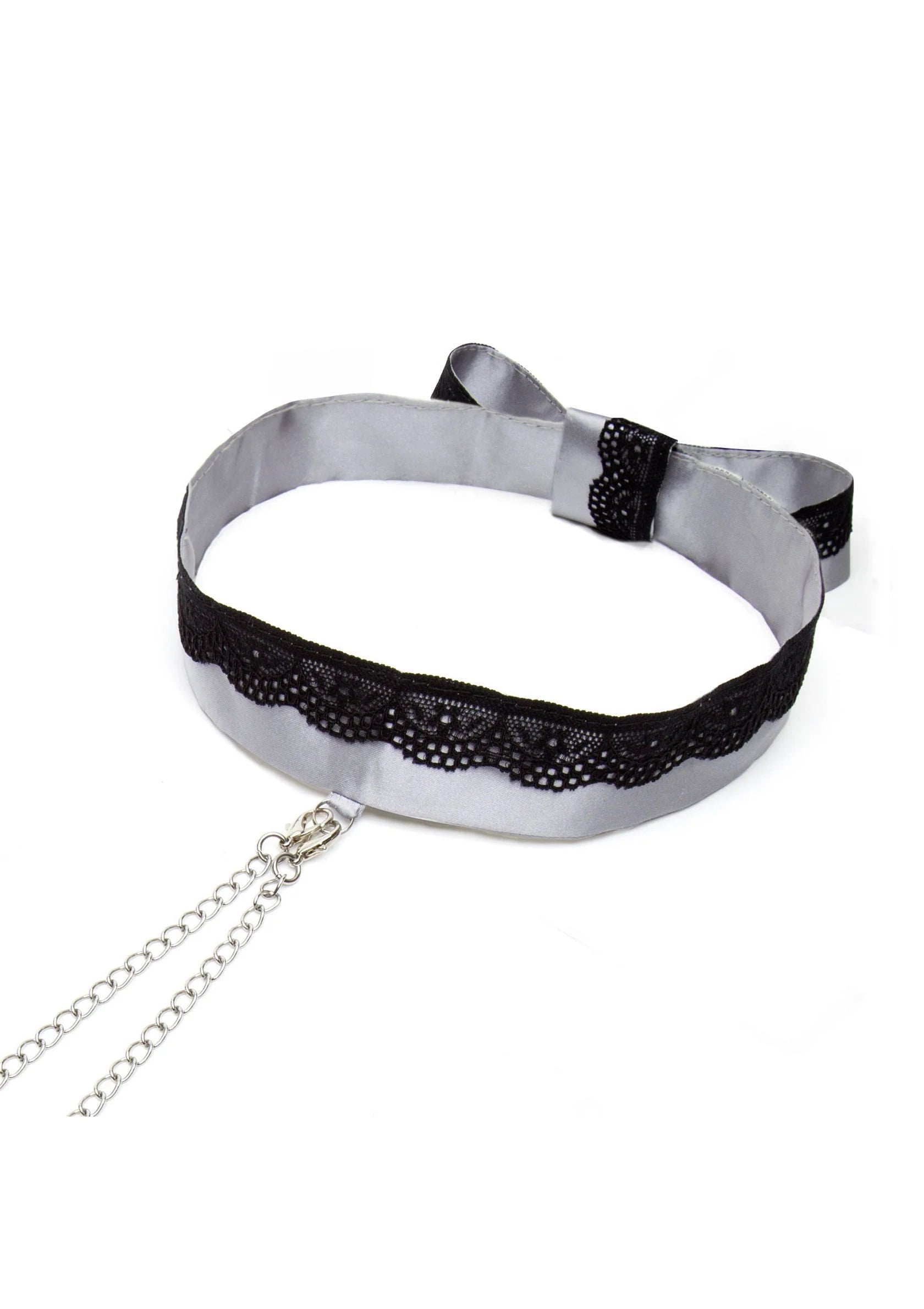 Satijnen choker met zwarte kant en kettingverbinding voor metalen sluitklemmen