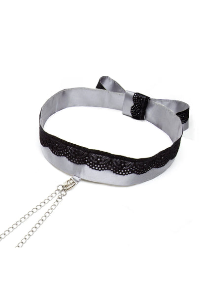 Satijnen choker met zwarte kant en kettingverbinding voor metalen sluitklemmen