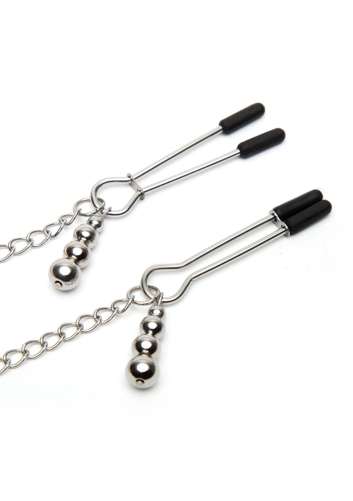 Set metalen nippelklemmen met zwarte handgrepen en ronde kettingdetails
