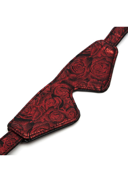 Rode blinddoek close-up met rozenpatroon en ovale uitsparing