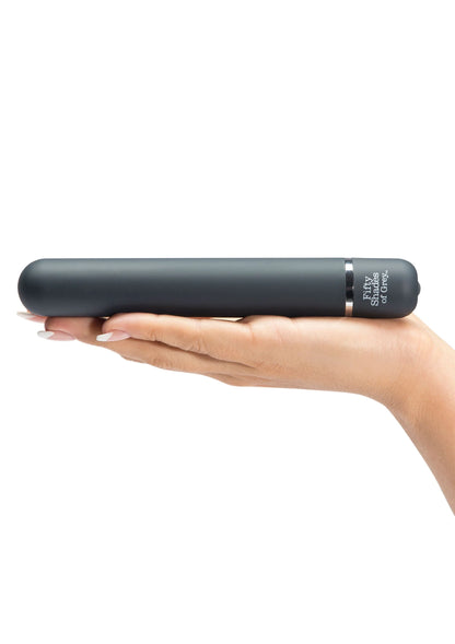 Donkergrijze vibratiestok met zilveren ring en “Fifty Shades of Grey”-opdruk