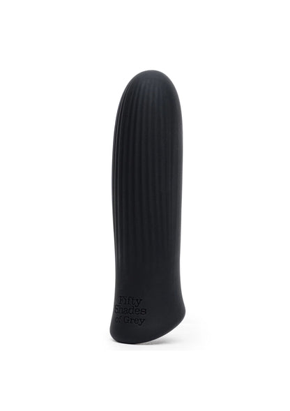 Zwarte bullet vibrator met geribbelde schacht en opschrift onderaan