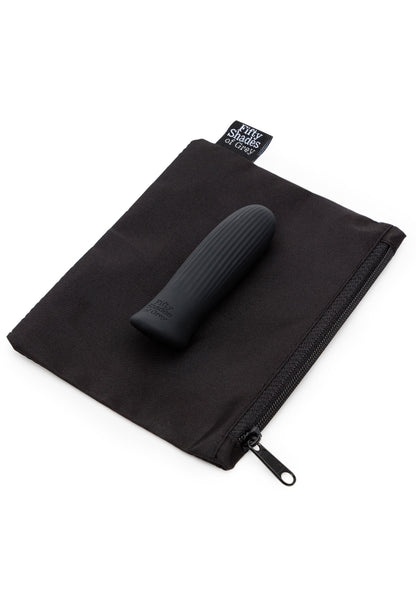 Zwarte opbergzak met label en zwarte bullet vibrator met geribbelde schacht
