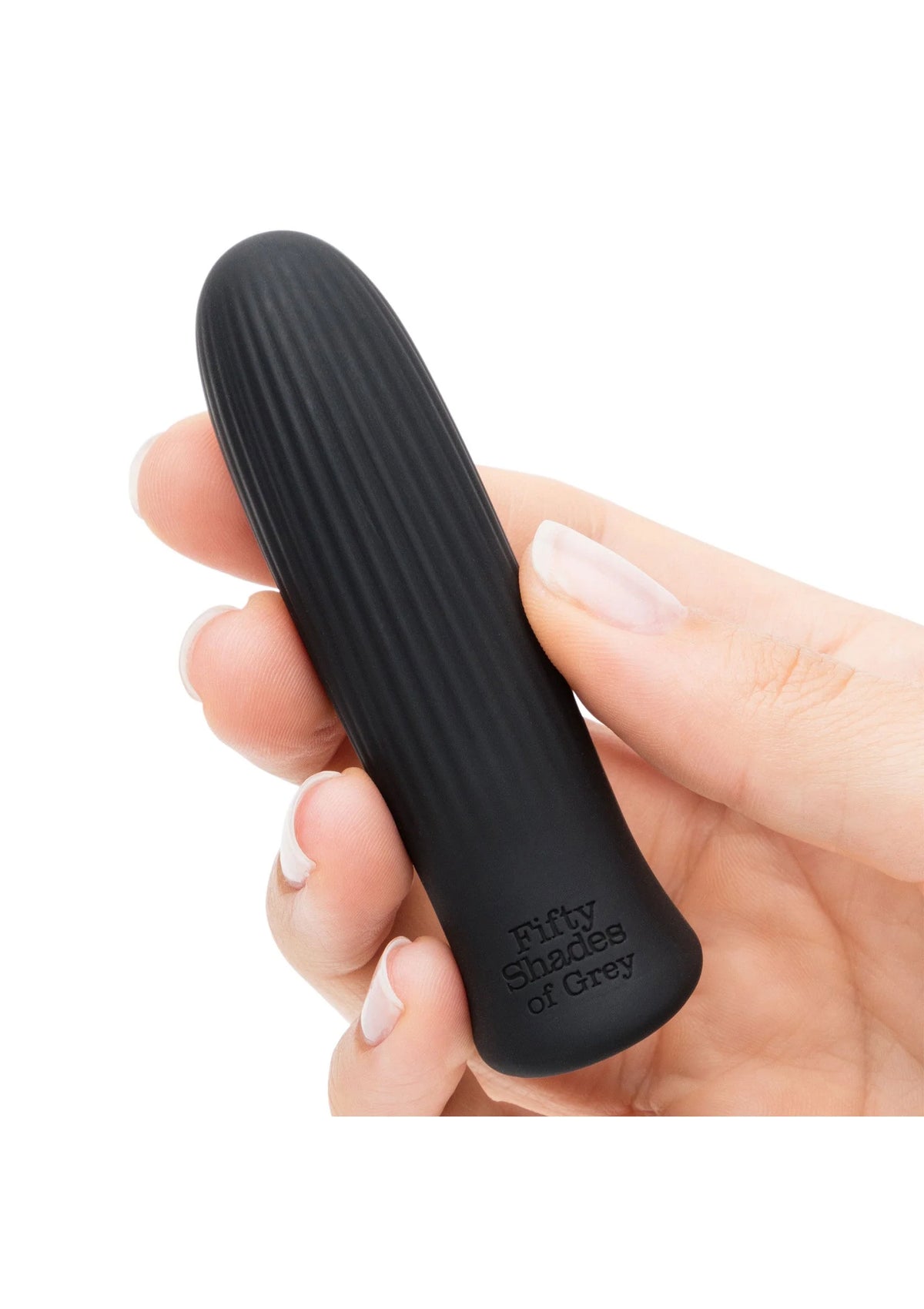 Zwarte bullet vibrator in hand, geribbelde schacht en afgeronde kop