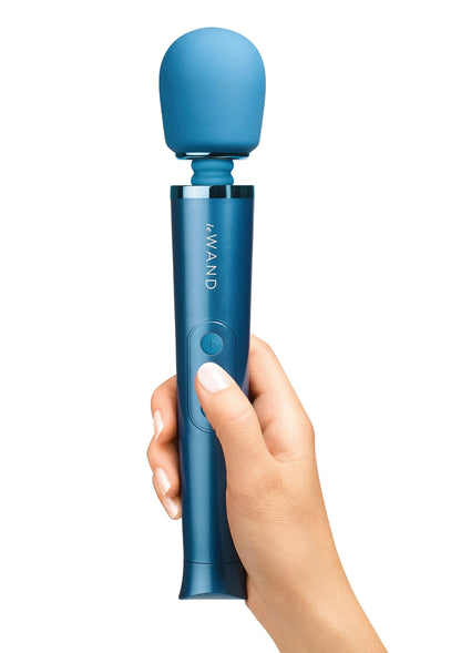 Bestel: Petite Rechargeable Wand Vibrator by Le Wand - bij Happytoys: de erotische sex webshop | liever Happy dan Easy ⭐⭐⭐⭐⭐ - Blauw - 35321 - BLUE