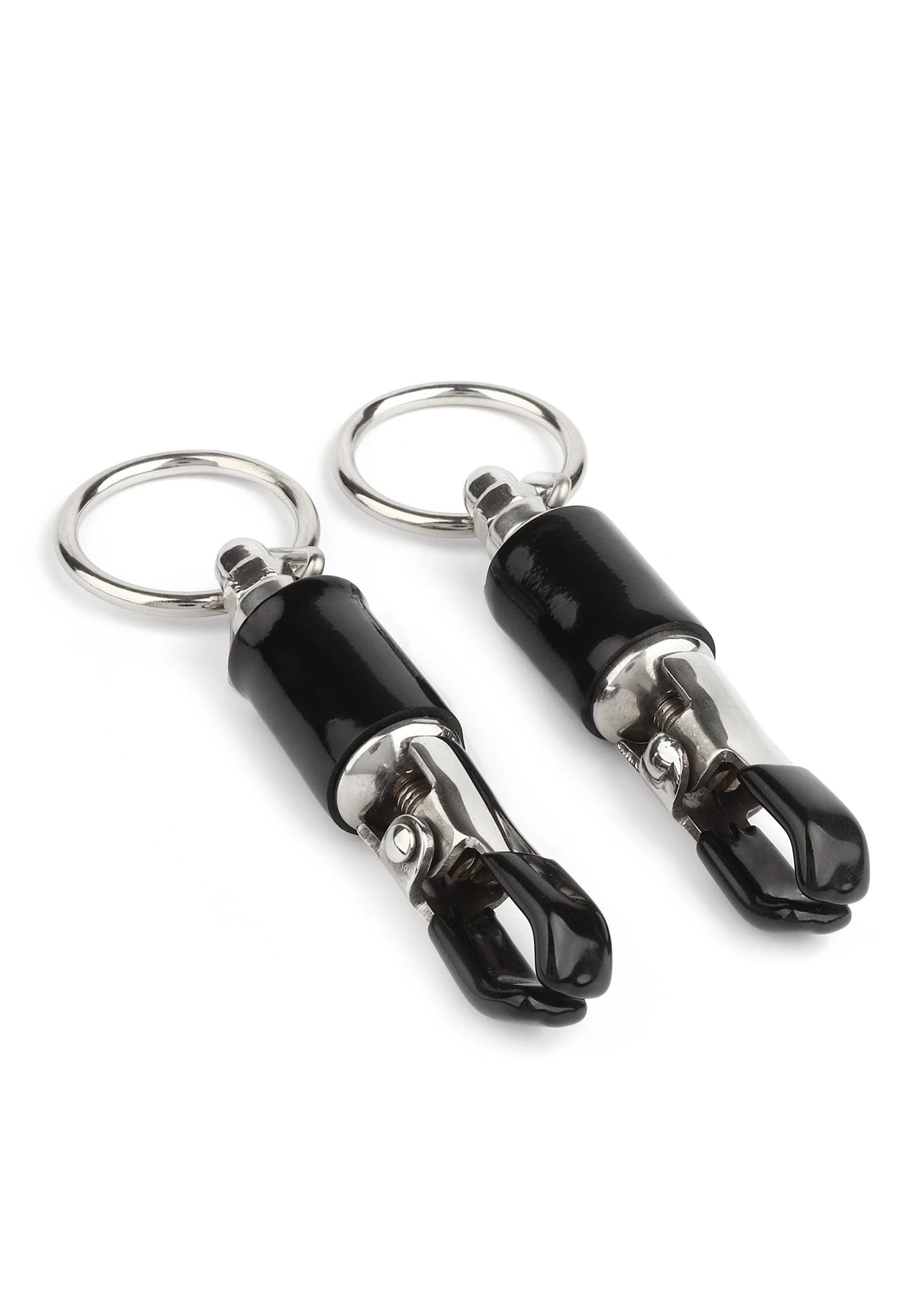 Twee zwarte klemmen met zilveren ringen en metalen klemmen, gereed om vast te klikken
