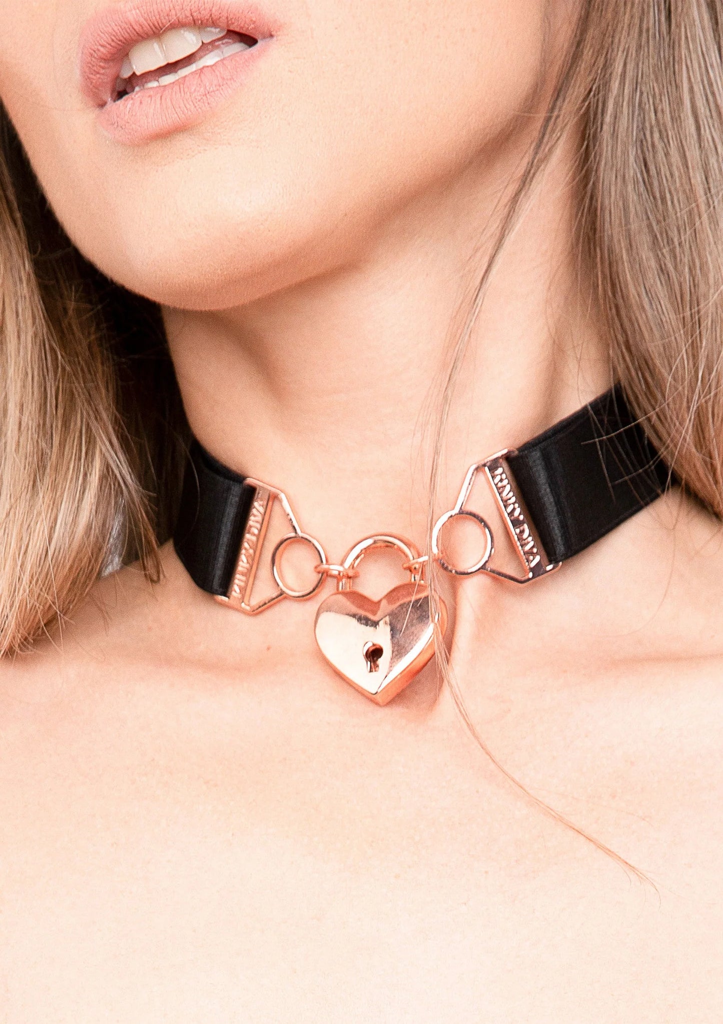 Chokerketting met zwarte bandjes, dubbele ringen en centrale hart-hanger met slot