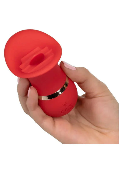 Rode teaser-vibrator vastgehouden in hand, brede schijfkop met geribbelde binnenkant