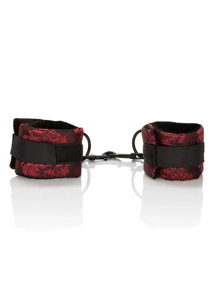 DeScandalUniversalCuffsiseensetvanvierzachteboeienmeteenmiddelstesteunbandtussendeboeien.1 @ Happytoys Sexshop: online sex shop for Feeling Happy & Easy 😊 the erotic store owned by a woman