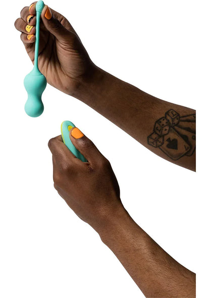 Teal G-spot tipvibrator in hand, zicht op steel en ronde basis